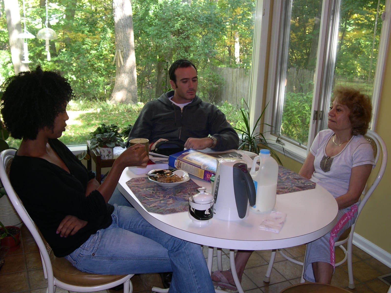 An Israel at Heart delegate and a host in conversation over coffee at a kitchen table.